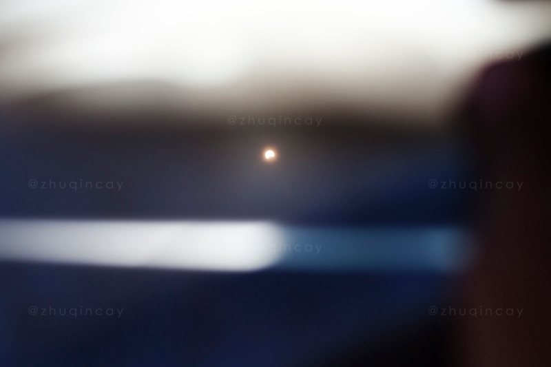 Gerhana matahari yang terlihat dari kertas film rontgen dari seorang warga di Padang, Rabu, 9 Maret 2016.